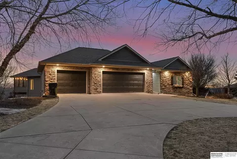 853 Skyline Dr, Blair, NE 68008