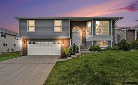 7433 Collister Rd, Lincoln, NE 68516