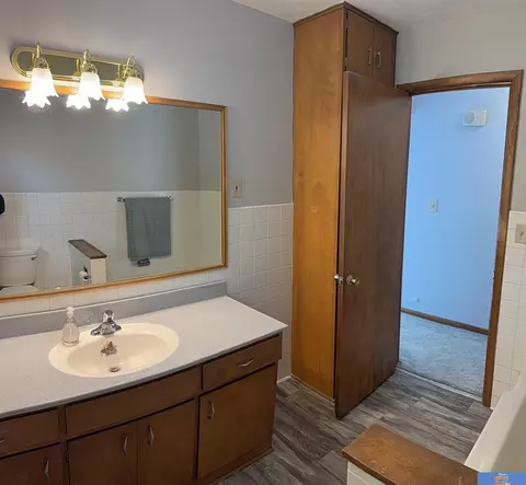 Bath - 1005 N 16th Ave, Beatrice, NE 68310 photo 3 of 4