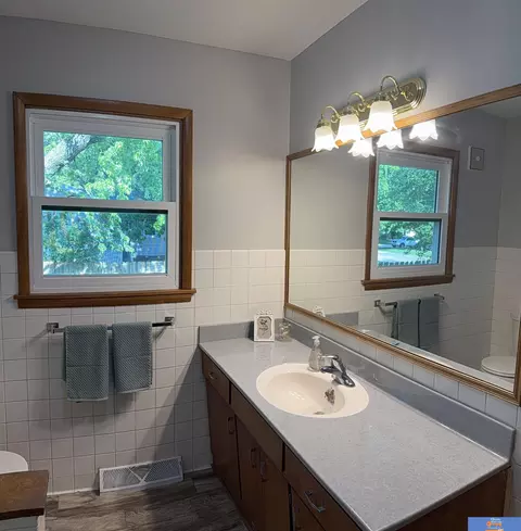 Bath - 1005 N 16th Ave, Beatrice, NE 68310 photo 2 of 4