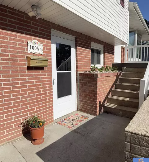 Exterior - 1005 N 16th Ave, Beatrice, NE 68310 photo 2 of 11