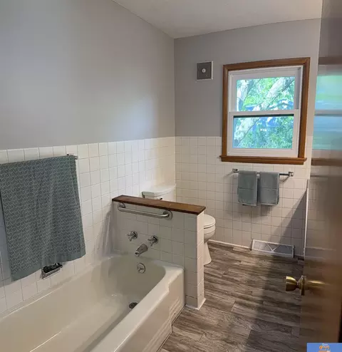 Bath - 1005 N 16th Ave, Beatrice, NE 68310 photo 1 of 4