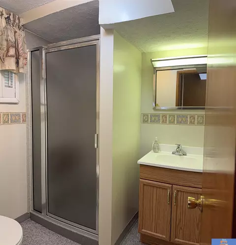 Bath - 1005 N 16th Ave, Beatrice, NE 68310 photo 4 of 4