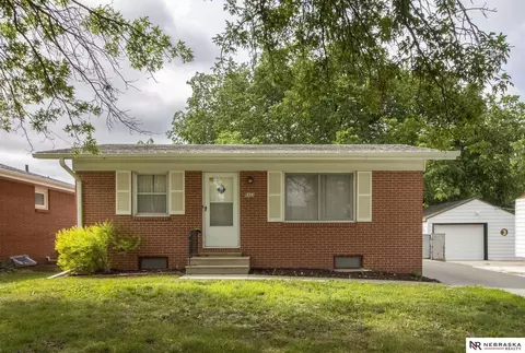 5453 Francis St, Lincoln, NE 68504