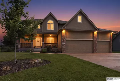 7615 Ponderosa Dr, Papillion, NE 68046