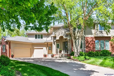 16026 Lake Cir, Omaha, NE 68116