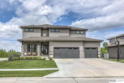 10256 Freeboard Dr, Papillion, NE 68046