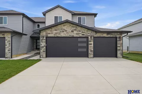 8911 Peregrine Rd, Lincoln, NE 68505