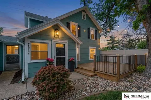 7534 Oakwood St, Ralston, NE 68127
