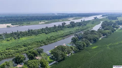 4879 Lake Shore Dr, Tekamah, NE 68061