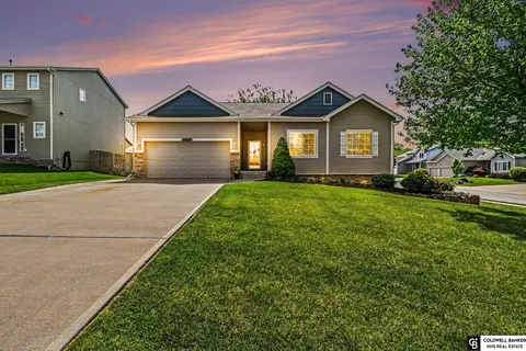 13702 Williamsburg Dr, Bellevue, NE 68123