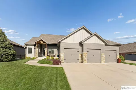 8201 N 123rd St, Omaha, NE 68142