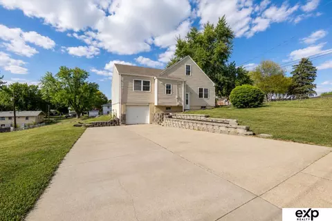 4702 N 52 St, Omaha, NE 68104