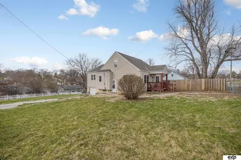 4702 N 52 St, Omaha, NE 68104
