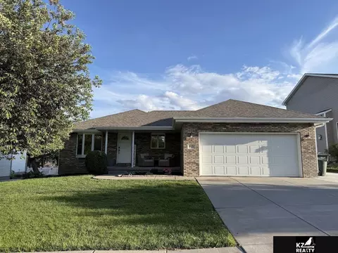 8631 Lavender Cir, Lincoln, NE 68505