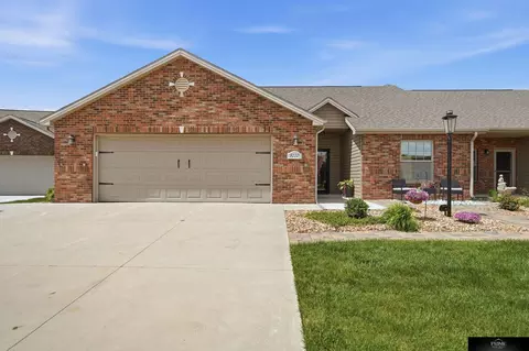 8220 Trail Ridge Ct, Lincoln, NE 68505