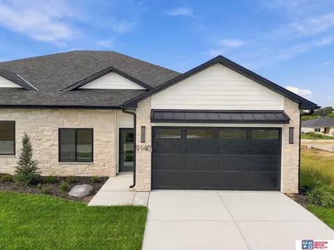 9140 Lucena Dr, Lincoln, NE 68520