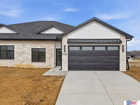 9140 Lucena Dr, Lincoln, NE 68520