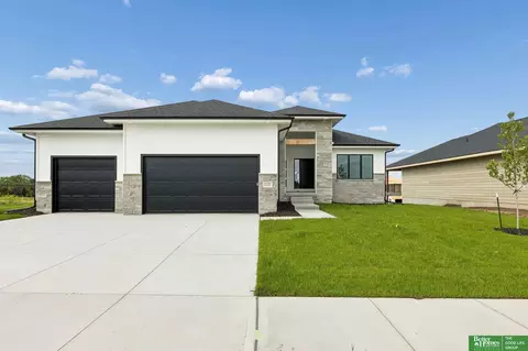 11722 S 124th Ave, Papillion, NE 68046