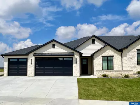 8015 S 43 St, Lincoln, NE 68516