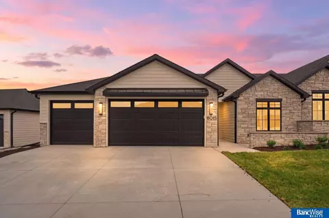 8015 S 43 St, Lincoln, NE 68516
