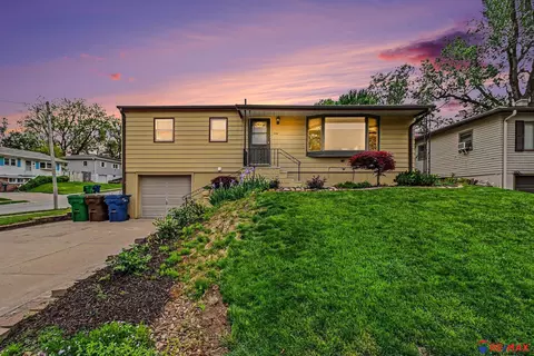 3206 Wallace Ave, Bellevue, NE 68005