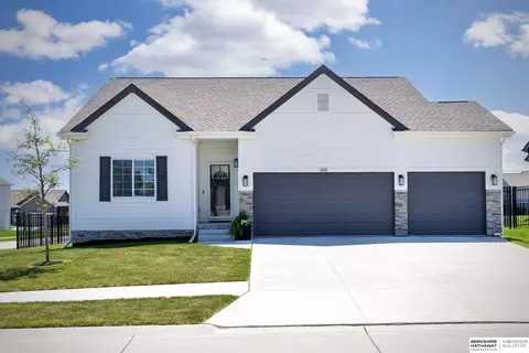 21101 Drexel St, Elkhorn, NE 68022