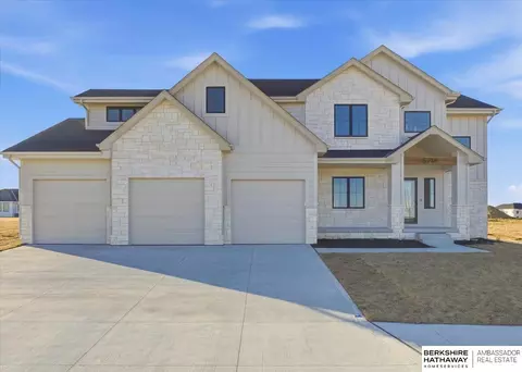 19612 Stone Ave, Elkhorn, NE 68022