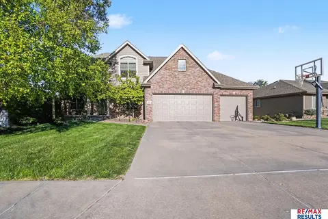 7427 S 102 Ave, La Vista, NE 68128