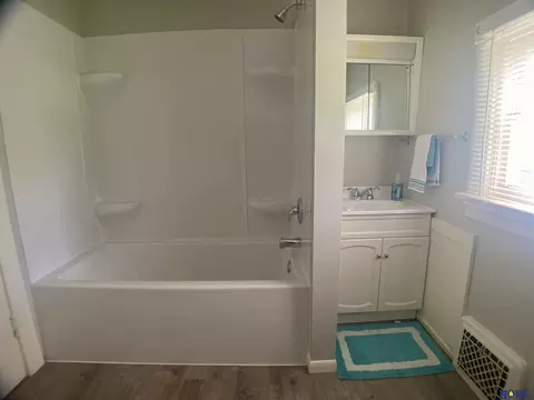 Bath - 605 N 10th St, Beatrice, NE 68310 photo 5 of 5