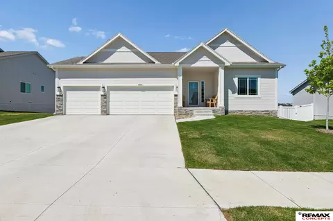 12104 S 107th Ave, Papillion, NE 68046