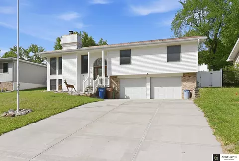 408 Kountze Memorial Dr, Bellevue, NE 68005