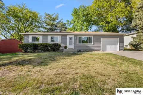 8310 Chestnut Ln, Lincoln, NE 68510