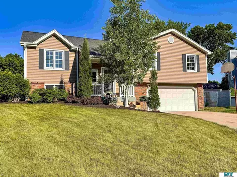 8031 Basswood Ct, Lincoln, NE 68506