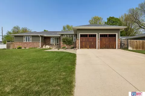 915 Woodcrest Ct, York, NE 68467
