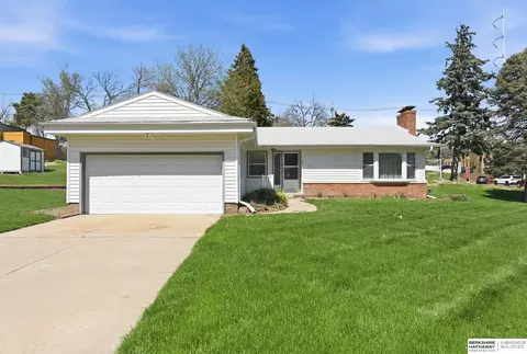 7802 Pierce Cir, Omaha, NE 68124