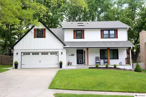 808 Taylor St, Papillion, NE 68046