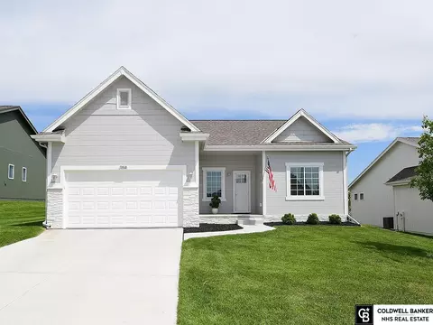 10560 Port Royal Dr, Papillion, NE 68046