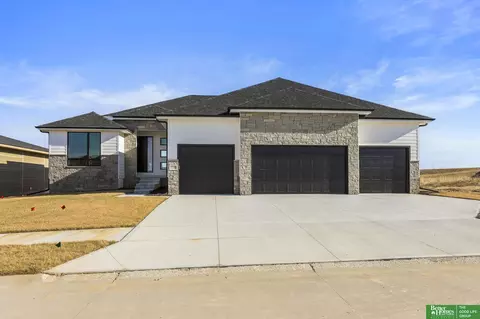 5709 N 195th St, Elkhorn, NE 68022