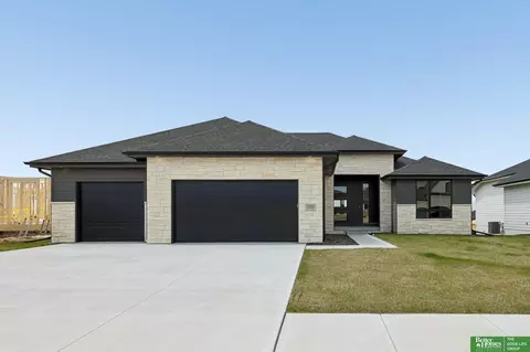 5502 N 213th St, Elkhorn, NE 68022