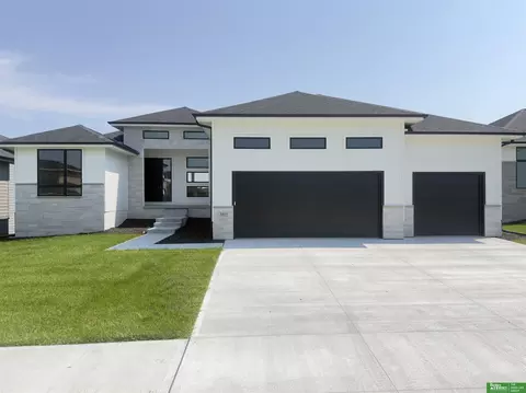 5811 N 197th St, Elkhorn, NE 68022