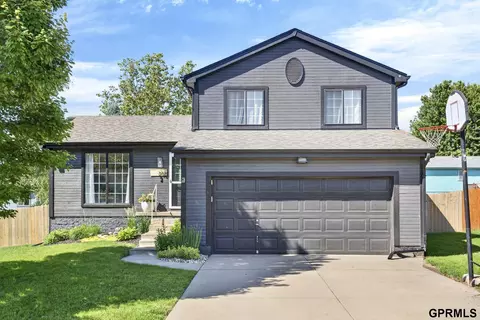 208 Hilton Head Dr, Papillion, NE 68133
