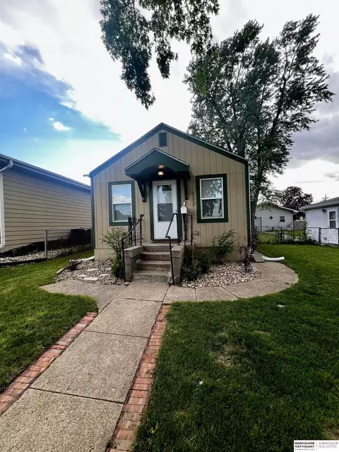 332 S Adams St, Papillion, NE 68046