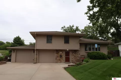 9112 Charles St, Omaha, NE 68114