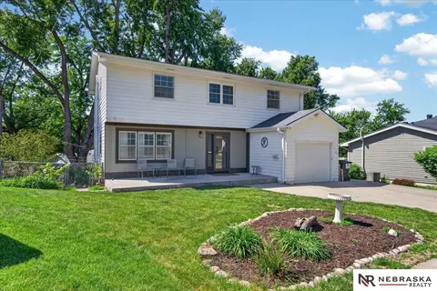 810 Smith Cir, Papillion, NE 68046
