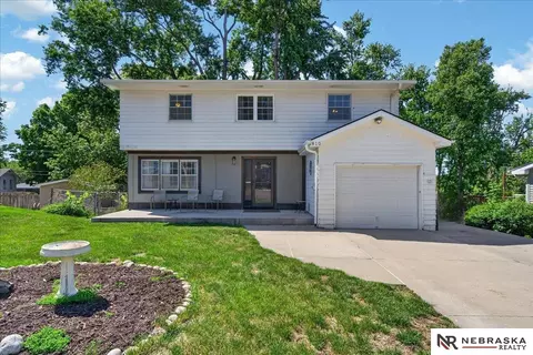 810 Smith Cir, Papillion, NE 68046