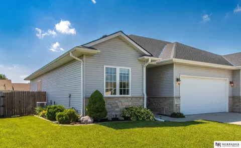 725 Larkspur Dr, Hickman, NE 68372