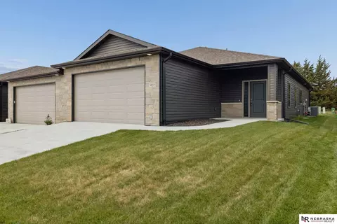 9855 Keystone Dr, Lincoln, NE 68516