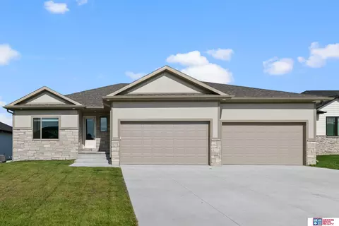 602 N 107th St, Lincoln, NE 68527