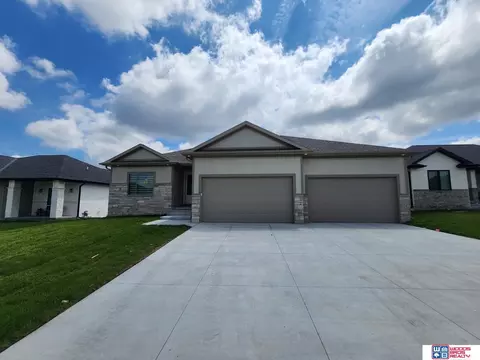602 N 107th St, Lincoln, NE 68527